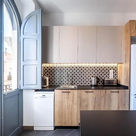 아파트 Spacious Penthouse With Massive Terrace