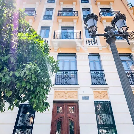 아파트 Spacious Penthouse With Massive Terrace